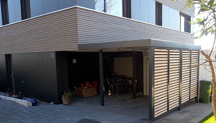 Einzelcarport, integriert an Fassade